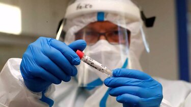 Οι σκληροί δείκτες παραμένουν ψηλά – Κανένας διασωληνωμένος με τρεις δόσεις εμβολίου