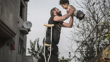 Πατέρας και γιος ακρωτηριάστηκαν στη Συρία και η φωτογραφία τους έγινε σύμβολο