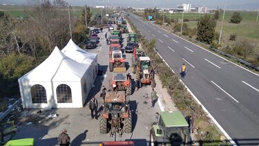 Αποχωρούν οι αγρότες από το μπλόκο της Νίκαιας