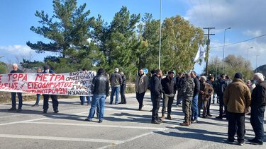 Παραμένουν στο μπλόκο στα Μεγάλα Χωράφια οι αγροτοκτηνοτρόφοι