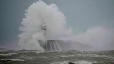 Νέες προειδοποιήσεις για πλημμύρες στη Βρετανία