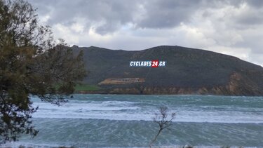 “Εξαφάνισαν” παραλίες τα 11 μποφόρ στην Πάρο