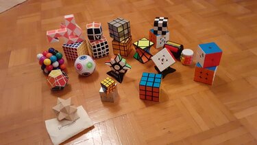 Έφηβη από τη Σύρο λύνει τον κύβο του Ρούμπικ σε 13 δευτερόλεπτα