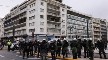 Επεισόδια μεταξύ διαδηλωτών και ΜΑΤ στο κέντρο της Αθήνας – Προσήχθη ένα άτομο