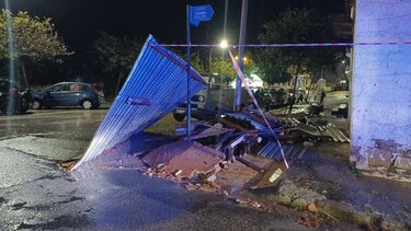 Έπεσε σκέπαστρο λόγω των ανέμων τραυματίζοντας δυο γυναίκες