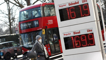 Πόσο θα «βουλιάξει» την παγκόσμια οικονομία ο πόλεμος στην Ουκρανία