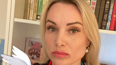 Μαρίνα Οβσιανίκοβα: Ποια είναι η Ρωσίδα που ύψωσε ανάστημα και εναντιώθηκε στον πόλεμο του Πούτιν