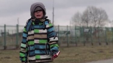 Η φρίκη του πολέμου αποτυπωμένη στο σπαρακτικό κλάμα του μικρού αγοριού