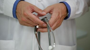 Σε οριακή κατάσταση τα ιατρεία από τα «κουρέματα» του ΕΟΠΥΥ 
