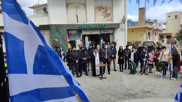 Με πρωταγωνιστές τους μαθητές των νηπιαγωγείων οι καταθέσεις στεφάνων στο Τσαλικάκι