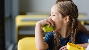 Τα σχολικά γεύματα παραδίδονται στους μαθητές παγωμένα!