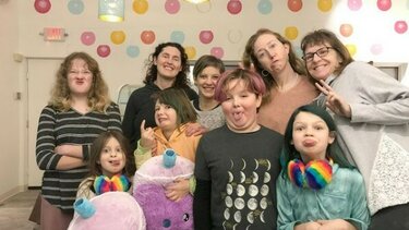 Single μητέρες συγκατοικούν και μεγαλώνουν παρέα τα παιδιά τους