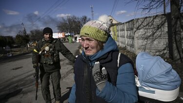 Ουκρανία: Ρωσικά άρματα μάχης έχουν φθάσει στις βορειοανατολικές παρυφές του Κιέβου