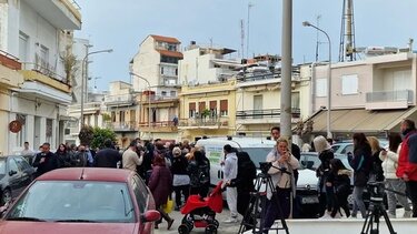 Η στιγμή της προσαγωγής της μητέρας στην Πάτρα - "Ήρθαν και την πήραν δυο άνδρες σε ένα βαν με φιμέ τζάμια"