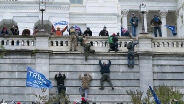 Καταδικάστηκε άνδρας για κλοπή δημόσιας περιουσίας κατά την εισβολή στο Καπιτώλιο