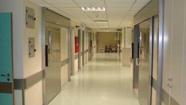 Στη ΜΕΘ του νοσοκομείου Χανίων 50χρονος Φινλανδός τουρίστας μετά από πτώση