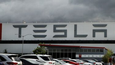 Tesla: «Βουτιά» για τη μετοχή της μετά το deal Μασκ – Twitter