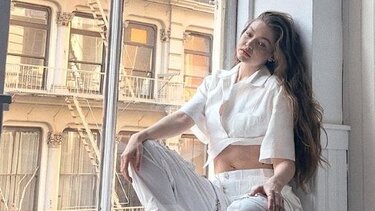 Η Τζίτζι Χαντίντ κυκλοφόρησε τη δική της σειρά με μαγιό με έμπνευση από την παιδική της ηλικία