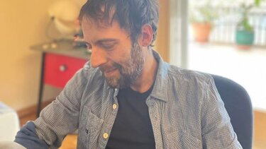 Συγκινητική εξομολόγηση από τον Αύγουστο Κορτώ για την μητέρα του: «Τα βιβλία μου έχουν ιδανική αναγνώστρια εσένα»