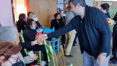 Χειροποίητες δημιουργίες και πασχαλινά γλυκίσματα για ηλικιωμένους