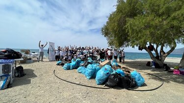 500 κιλά απορριμμάτων μάζεψαν μαθητές από την παραλία του Κόκκινου Πύργου