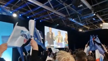 Γαλλικές εκλογές: Οι οπαδοί του Μακρόν ξεσπούν σε πανηγυρισμούς όταν ακούν τον Μελανσόν