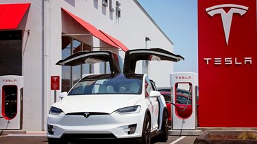 Οι μειωμένες τιμές της Tesla πιέζουν τον ανταγωνισμό