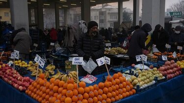 Κόβουν το κρέας και σταματούν να χρησιμοποιούν τα ΙΧ τους οι Τούρκοι