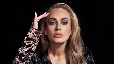 Adele: «Ανυπομονώ να γίνω 60 ετών»