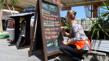 Οι τουρίστες έρχονται, αλλά ποιος θα τους εξυπηρετήσει;