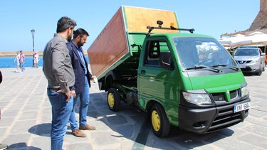 Με μικρά ηλεκτροκίνητα οχήματα η αποκομιδή των απορριμμάτων στην παλιά πόλη και το Ενετικό λιμάνι