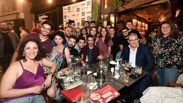 Σε μπαρ με νέους, ο Δ.Κουτσούμπας