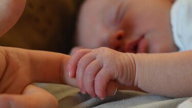 Αποπειράθηκαν να υιοθετήσουν παράνομα ένα μωρό, πώς έφτασε η ΕΛΑΣ στα ίχνη τους