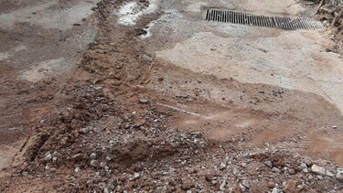 Ακόμα περιμένουν το... μπάλωμα του δρόμου