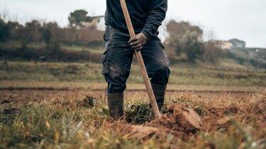 Πέθανε ενώ έσκαβε τον τάφο γυναίκας που σκότωσε