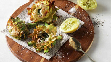 Τηγανητές αγκινάρες με κρέμα από κάσιους