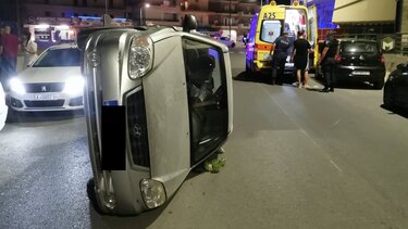 Αυτοκίνητο σε... πλάγια θέση! - Τράκαρε άλλα δύο οχήματα 