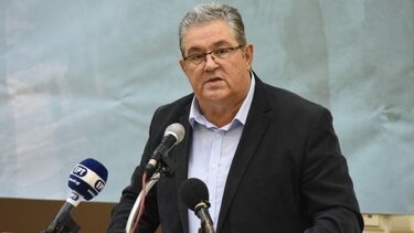 Πάτρα: Ο Δ. Κουτσούμπας ξεναγήθηκε στο ιστορικό καταφύγιο της πόλης