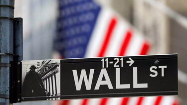 H Wall Street επενδύει εξίσου στην πράσινη ενέργεια και τα ορυκτά καύσιμα