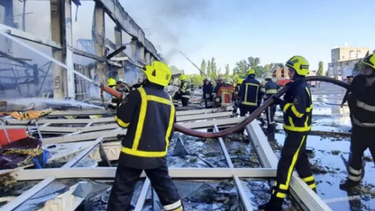 Ουκρανία: Τουλάχιστον 10 νεκροί, 40 τραυματίες από τη ρωσική πυραυλική επίθεση σε εμπορικό κέντρο