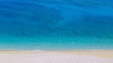 Αγοράκι δύο ετών λιποθύμησε μέσα στη θάλασσα - Συνελήφθη ο πατέρας του