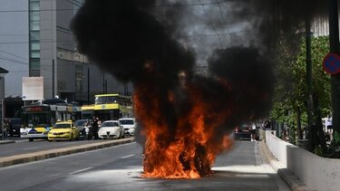 Φωτιά σε αυτοκίνητο - Γλίτωσαν τελευταία στιγμή ζευγάρι με παιδί