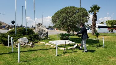 Τελετή μνήμης των ομήρων στη Στοά Μακάσι