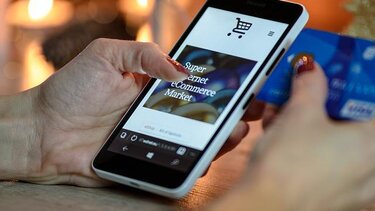 Έξι στους δέκα πελάτες κάνουν αγορές από τα Μέσα Κοινωνικής Δικτύωσης