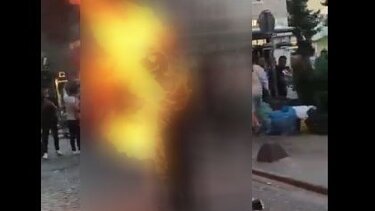 Νεαρός αυτοπυρπολήθηκε στην Κωνσταντινούπολη – Σκληρές εικόνες