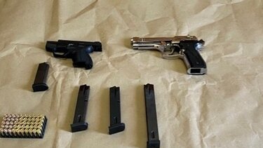 Χειροπέδες σε δύο για πιστόλια και σφαίρες