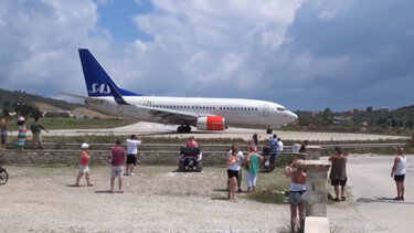 Ηλικιωμένος εκσφενδονίστηκε από τη δύναμη των αερίων αεροσκάφους!