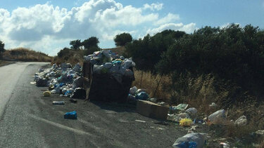 Εστία μόλυνσης στην είσοδο του χωριού