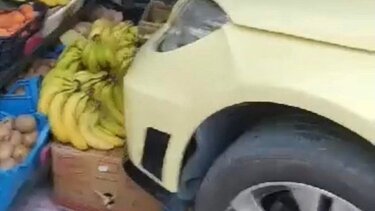 Ταξί καβάλησε το πεζοδρόμιο και «έσκασε» πάνω στα καρπούζια