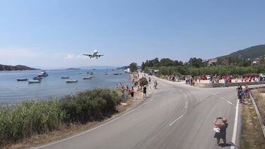 Βίντεο από τη στιγμή της "εκτίναξης" της Βρετανίδας στο αεροδρόμιο Σκιάθου
